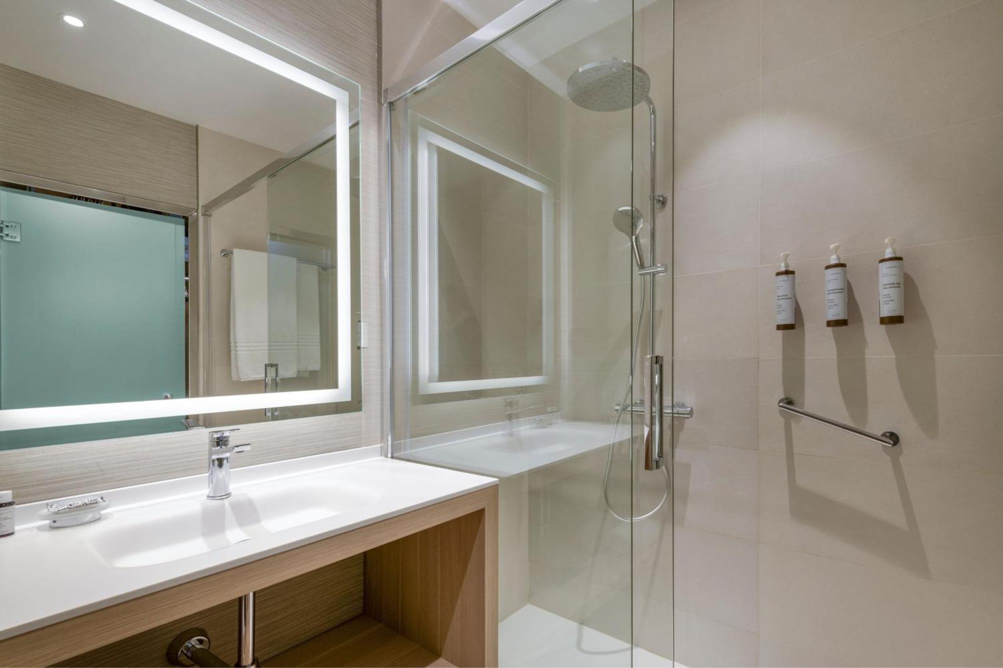 Ac Hotel Som By Marriott L'Hospitalet de Llobregat Bagian luar foto