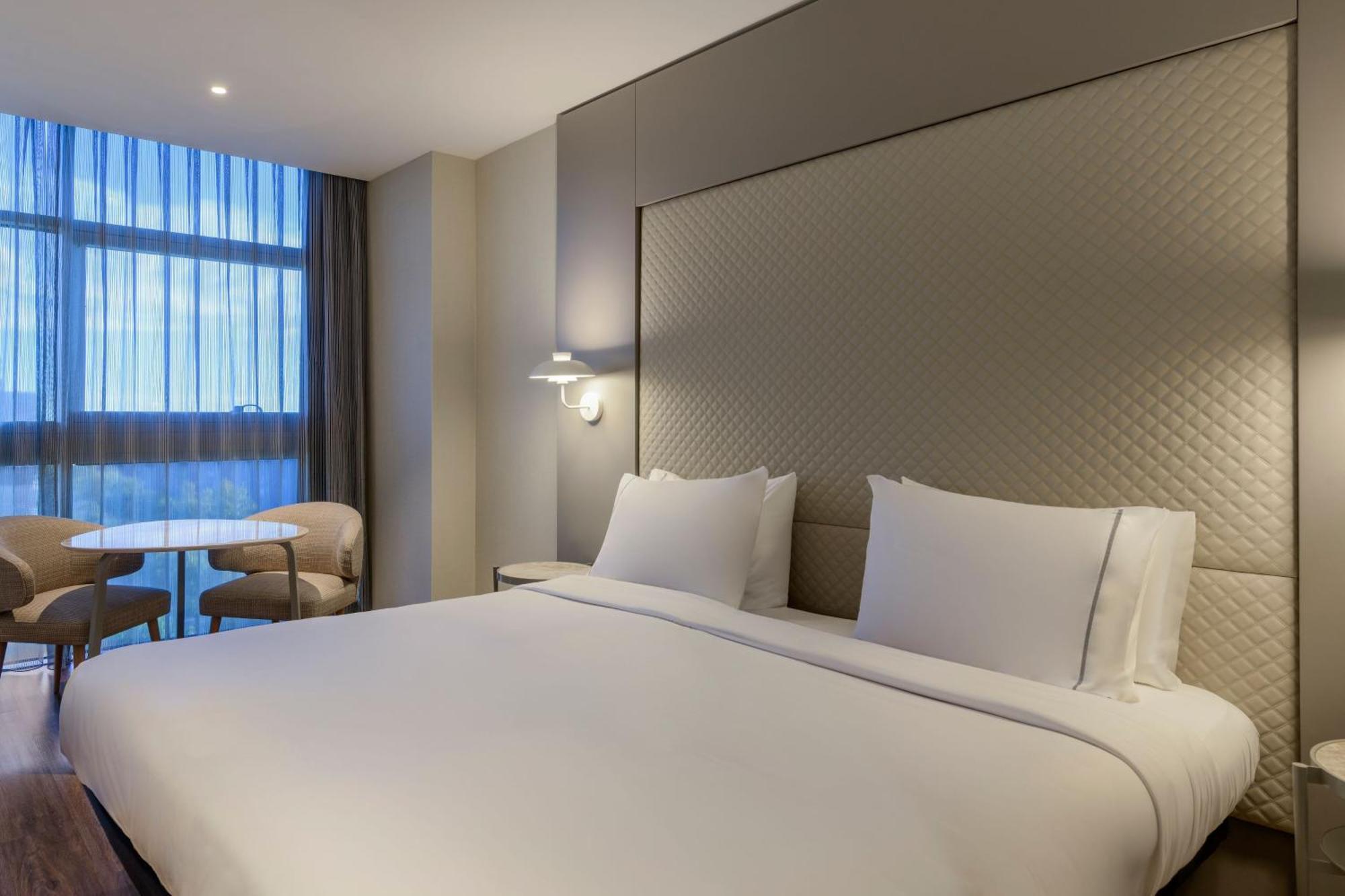 Ac Hotel Som By Marriott L'Hospitalet de Llobregat Bagian luar foto