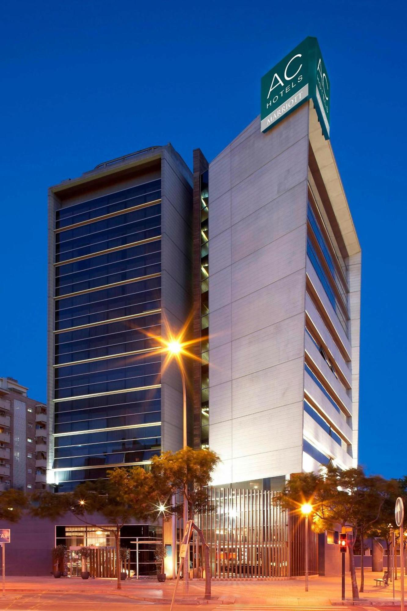 Ac Hotel Som By Marriott L'Hospitalet de Llobregat Bagian luar foto